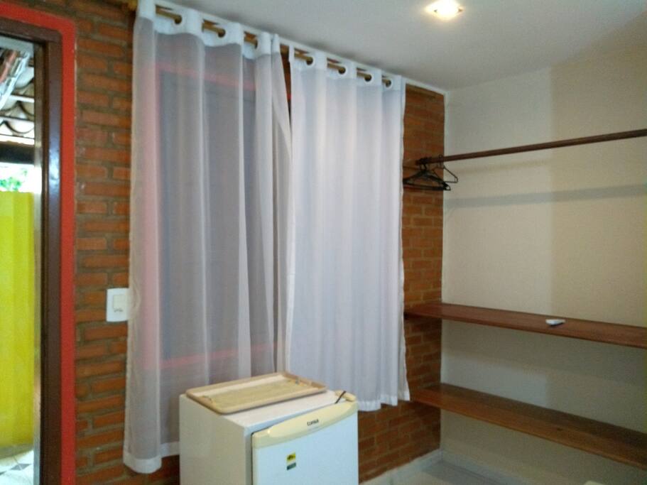 Frigobar e cabideiro