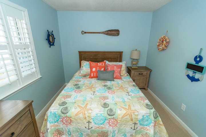 Стая за гости №1 с двойно легло, пълен дрешник, скрин и нощна маса.