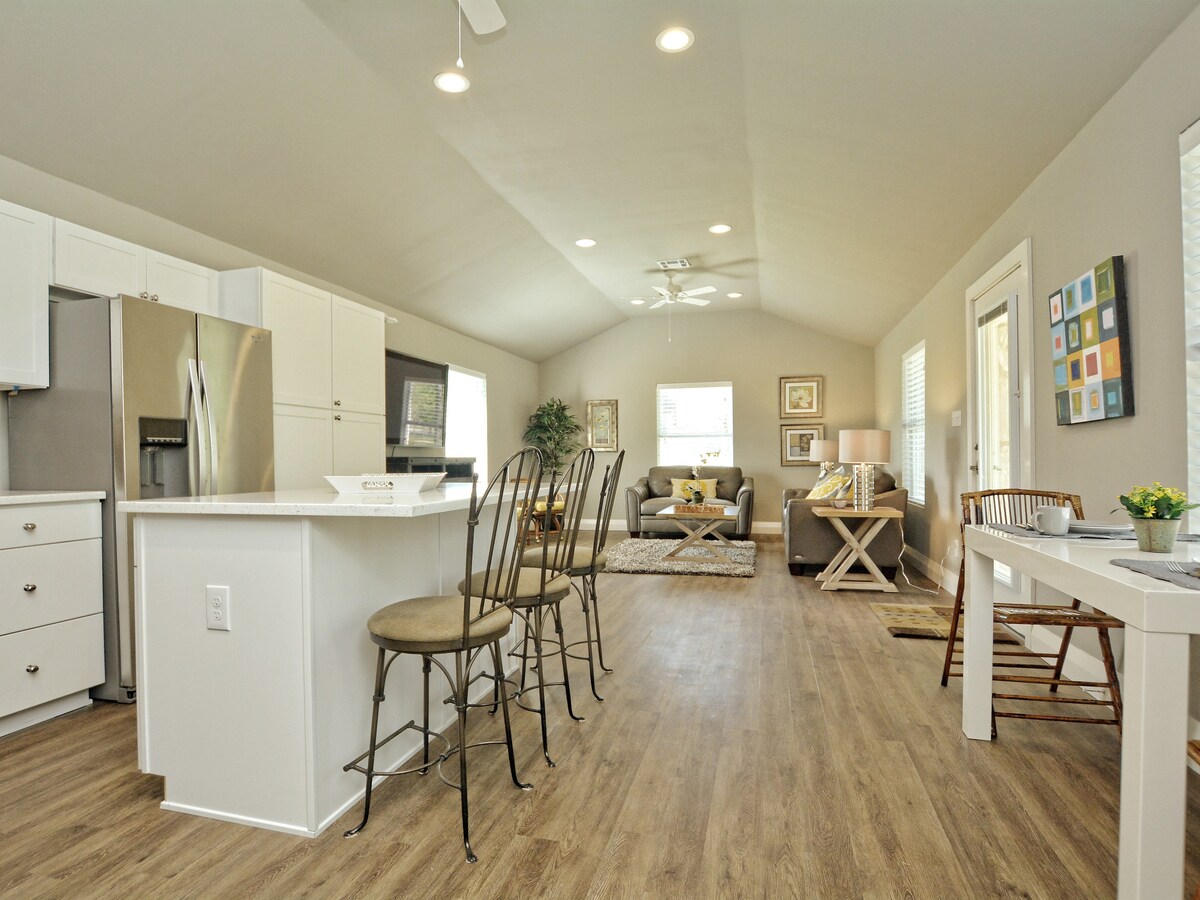 Cottage near Lake Austin with dock privileges