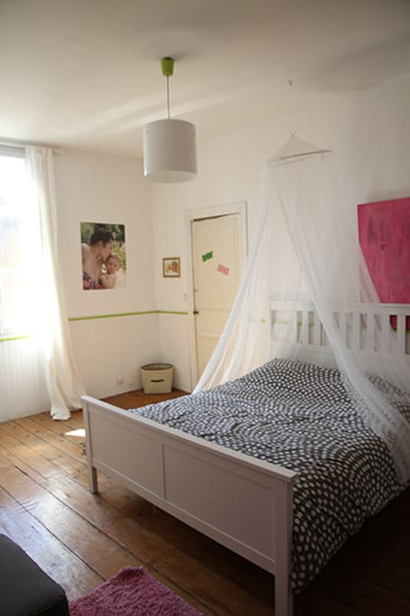 Chambre spacieuse et lumineuse
