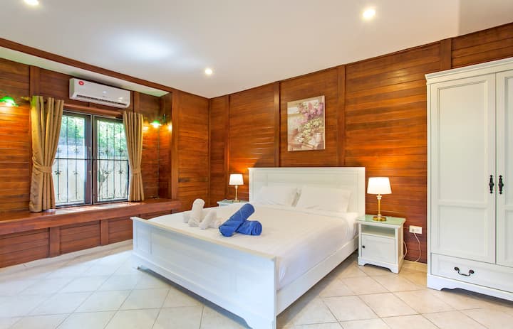 2ª camera da letto, letto king-size con materasso a molle tascabile di alta qualità. 
Bagno interno .