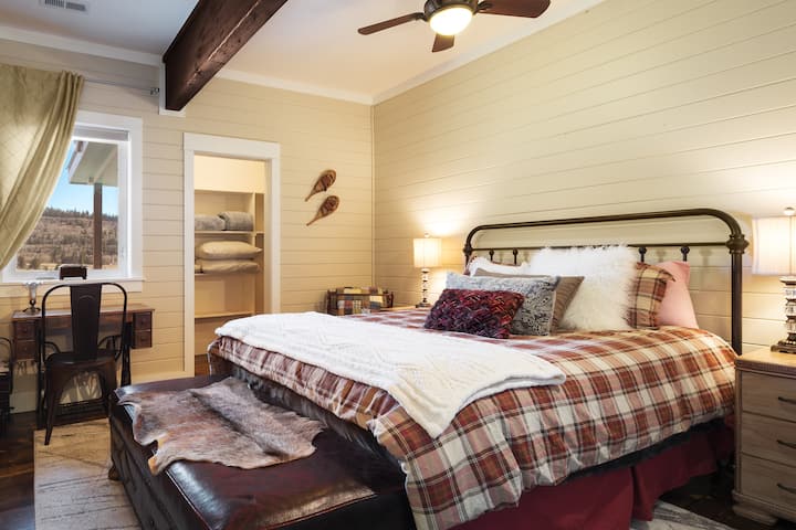 Sleep comfortably in the cozy second guest bedroom.