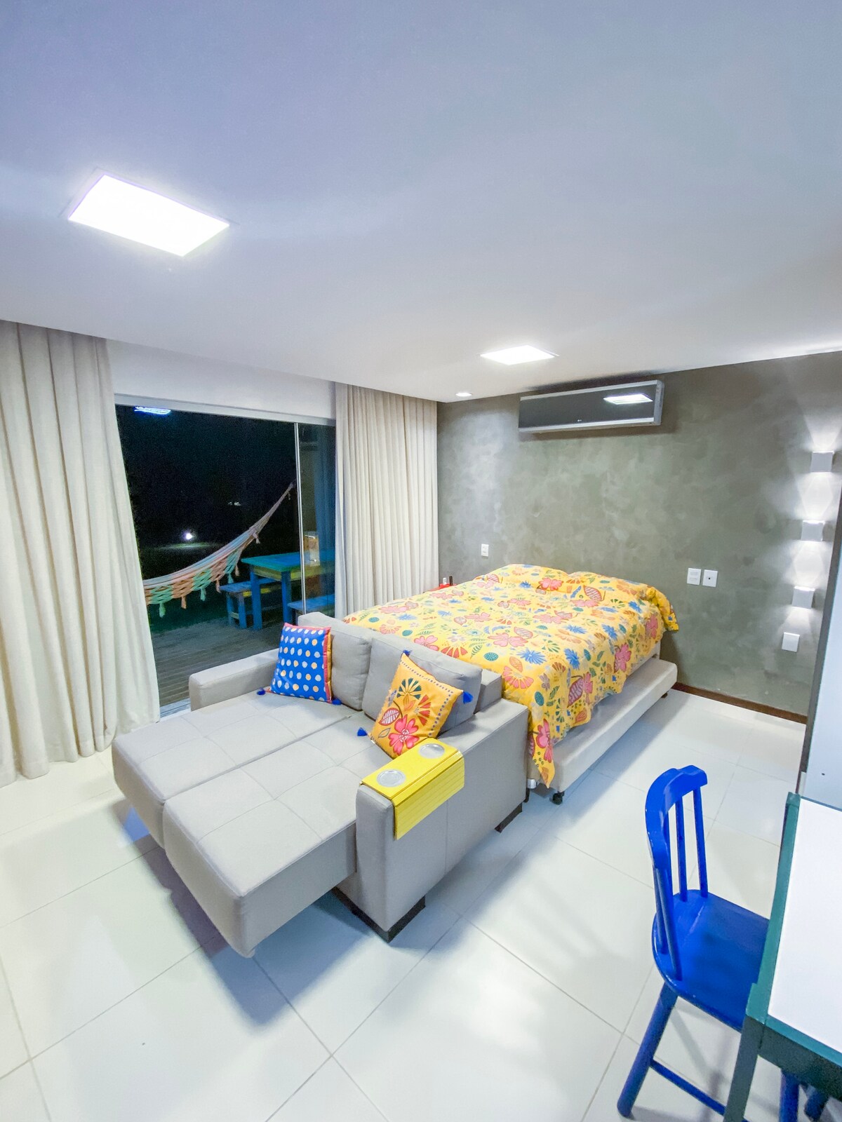 双人床，侧面有两张单人床。 休息沙发。（不是沙发床）