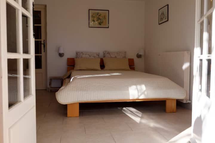 Семеен стан - 1 кат. Собата зад неа е со креветот на спрат. Сопствен влез. Популарно за помладите парови со 2-3 деца - кои сакаат малку приватност. Едно бебешко креветче. Сопствена бања.