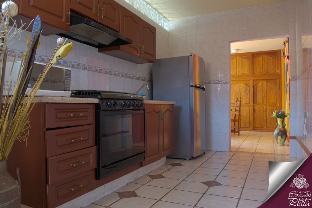Cocina integral equipada con todo lo necesario para cocinar sin problemas.