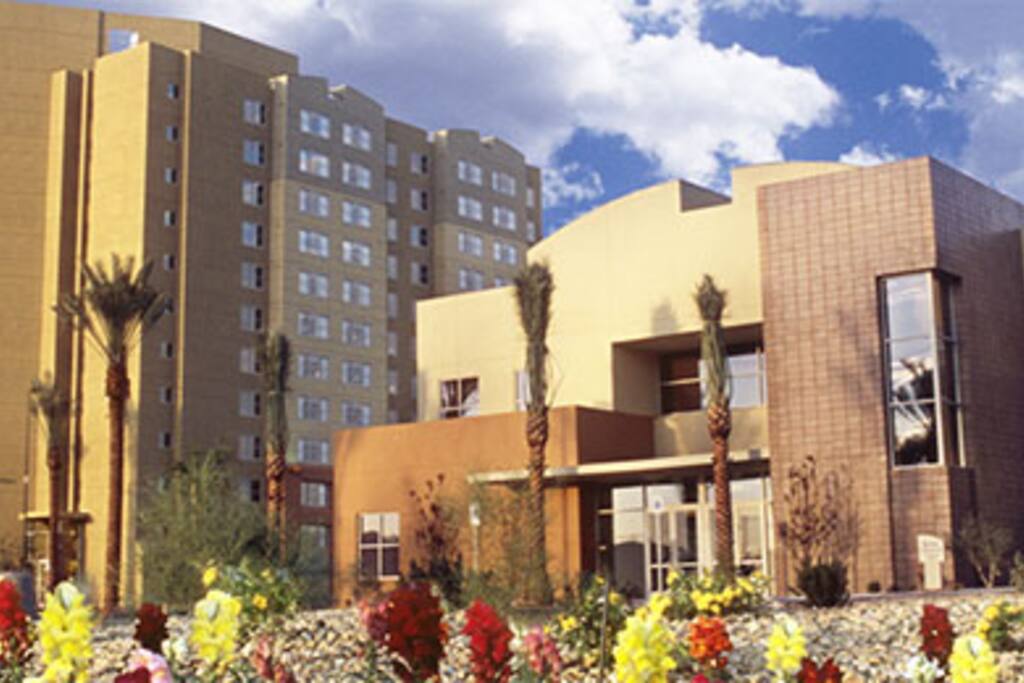 Free parking.
24 Hour security.
Luggage carts.
Concierge desk/ bell service.
ATM machine.
Shuttle service available to The Strip. Please see the front desk for fees and schedule.*