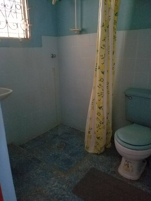 Shared guest bathroom (no water heater)