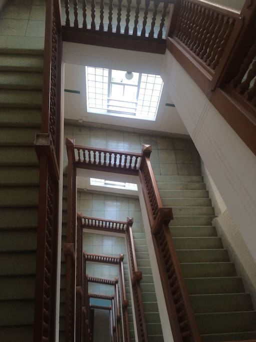 Amplias escaleras
