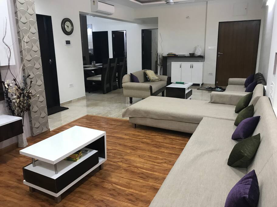 Living room with sitting of 13 ppl sleeps 2