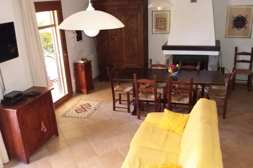L' ampio soggiorno, elegante, fresco e confortevole. Gli infissi esterni sono tutti in pvc con vetro-camera, isolanti e fonoassorbenti. TUTTE le finestre della casa sono dotate inoltre di zanzariere avvolgibili.