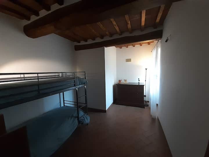 חדר שינה עם מיטת קומתיים