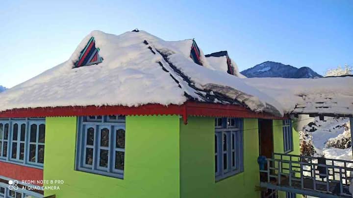 Sun View Mountain Cabin in Gargi village (room)