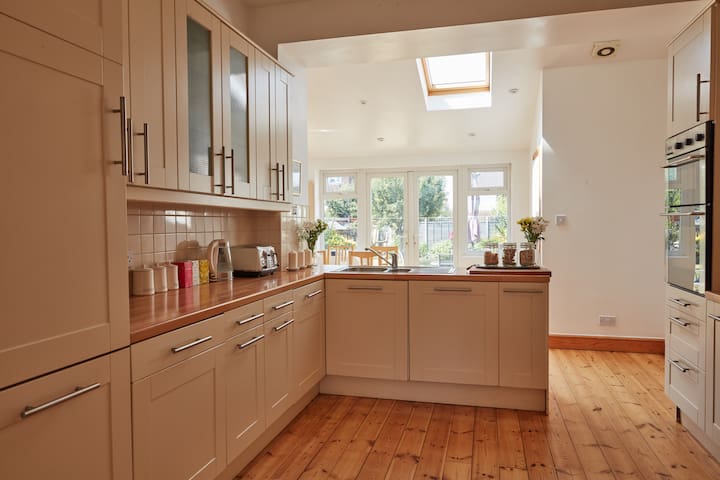 20 mins to Central London – Beautiful Period Home gallery image 2