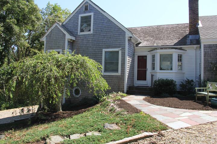 Stone Whale Cottage Sleeps 4 5 Guest Suites For Rent In