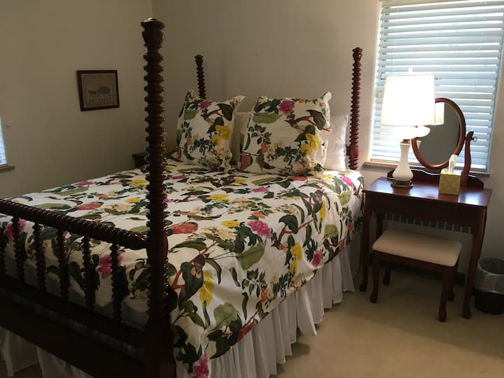 Dormitorio con cama tamaño queen.