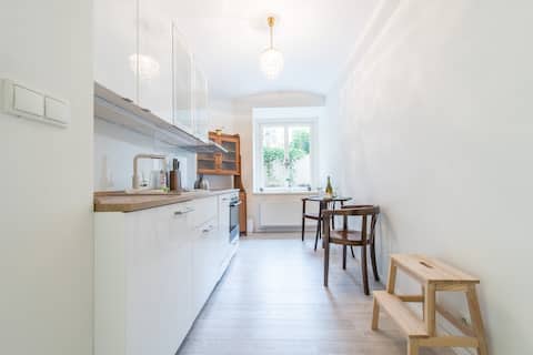 Quiet apartment in the city center, own terrace