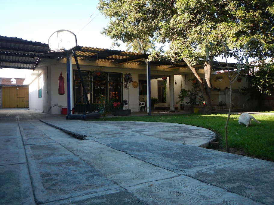 Enjoy a pleasant and quiet stay in a safe and central area between the city of Puebla and Cholula. The house has a beautiful garden and areas where you can do some workout. Pets are welcomed.