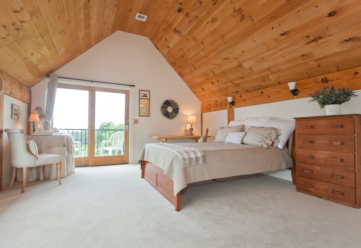 Საძინებელში დგას დედოფლის ზომის საწოლი, ორი დასაჯდომი ადგილი, უჯრებიანი გულმკერდი და დიდი კარადები.