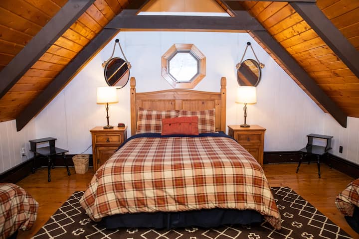 Во спалната соба на горниот кат може да се сместат 4 лица - брачен кревет (широк 150-179 см) и два (2) брачни кревета. Целосна бања, исто така.