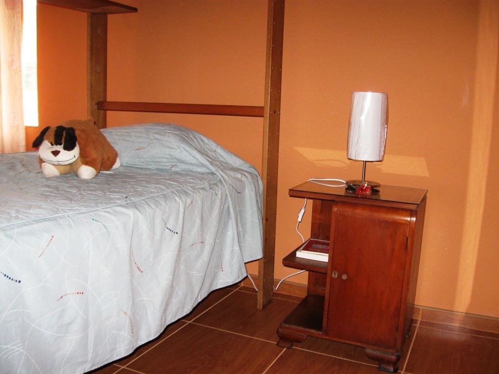 חדר עם מיטה זוגית באזור שקט ואווירה משפחתית