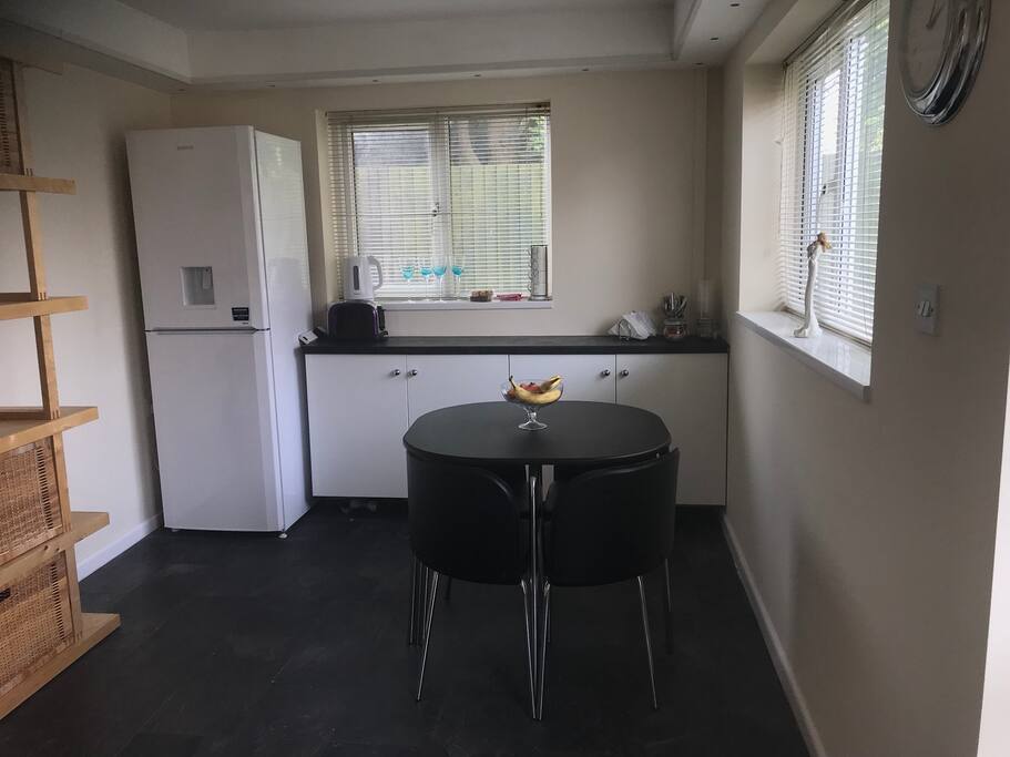 Entrance, dinning and kitching area.
Facilities: toaster, kettle, microwave, fridge, toasting machine, no sink or oven.