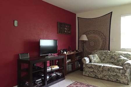 gainesville airbnb rentals august