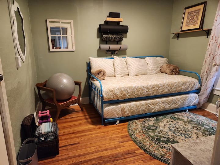 El segundo dormitorio tiene una cama nido o puede servir como sala de entrenamiento.