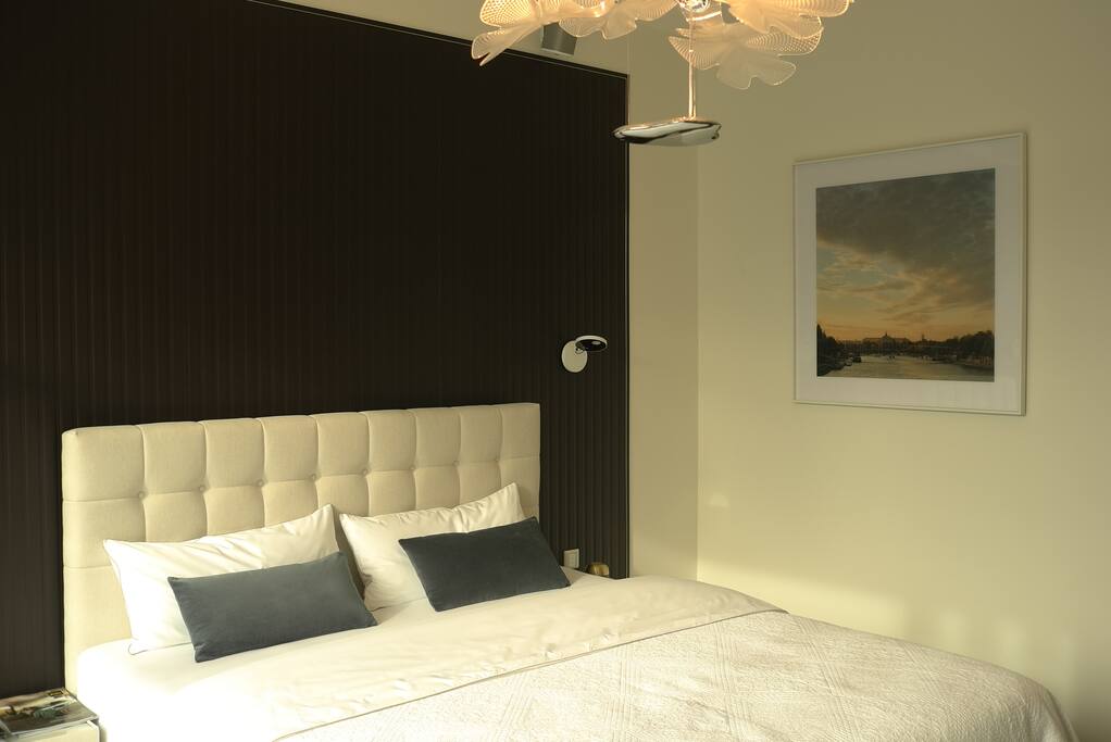 Schlafzimmer mit Boxspringbett