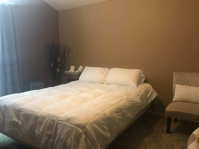The Cozy Mocha Room and Private Bathroom