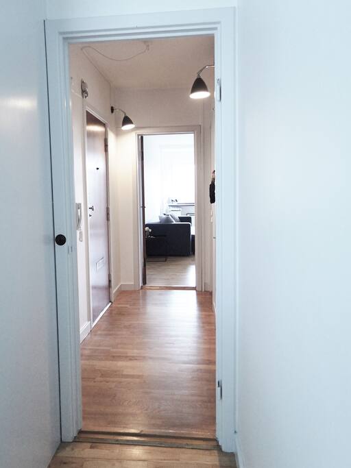 Hall, view to the livingroom
