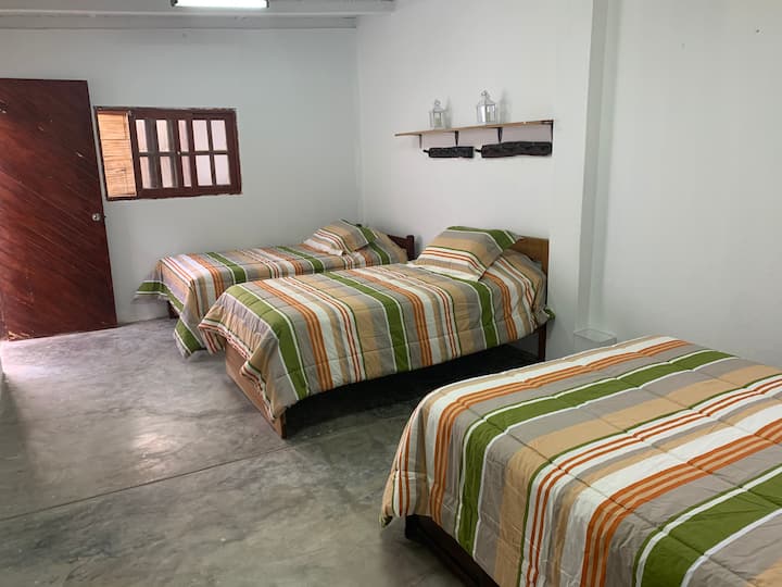 第二间卧室有三张床。  一张双人床和两张1.5张床
