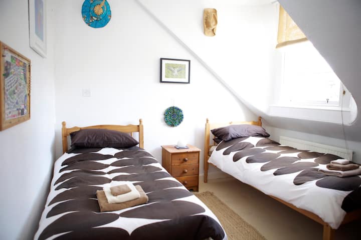 Chambre à deux lits ; The Hat Suite.