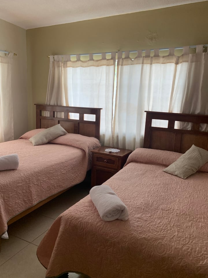 2号卧室配有两张双人床和公共卫生间 