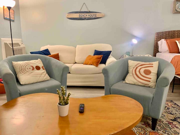 Studio Charm W/ Deck: Walk To Beach & Dining! - Ocean City, MD