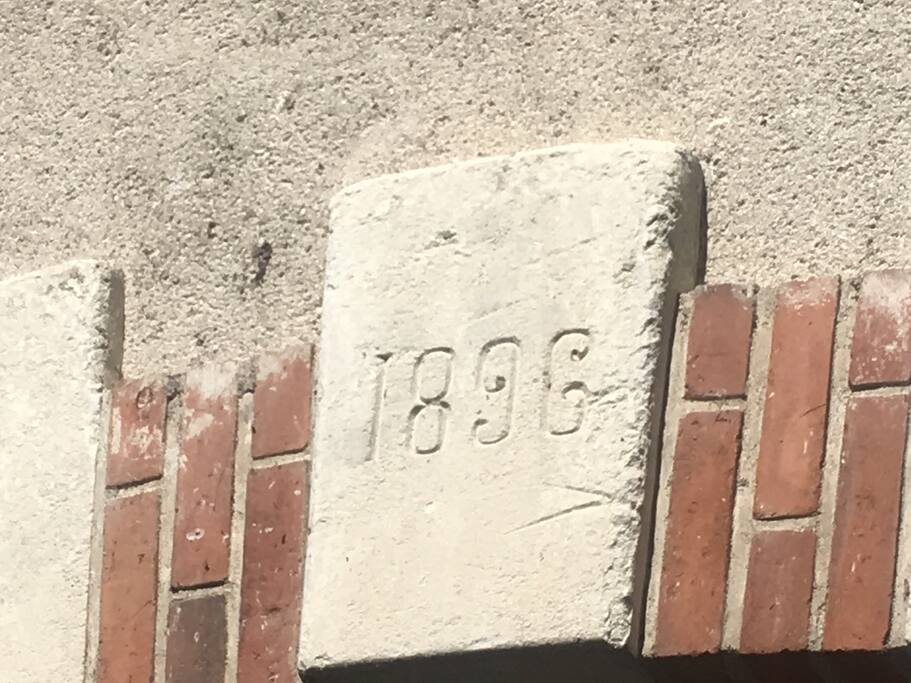 Laissez vous surprendre par le charme de cette vénérable maison, auquel on a rajouté tout le confort moderne