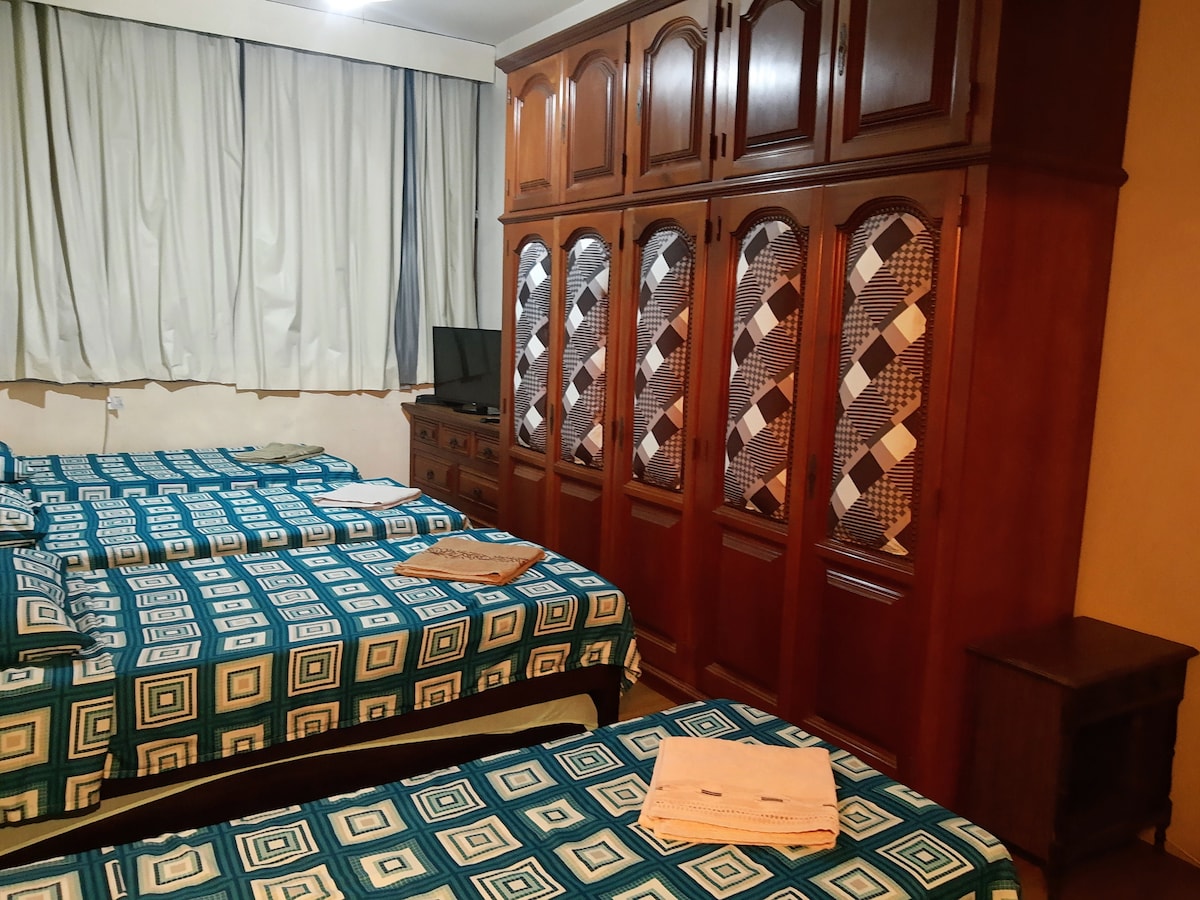 Поголема соба со 5 единечни кревета и 2 двокреветни кревета