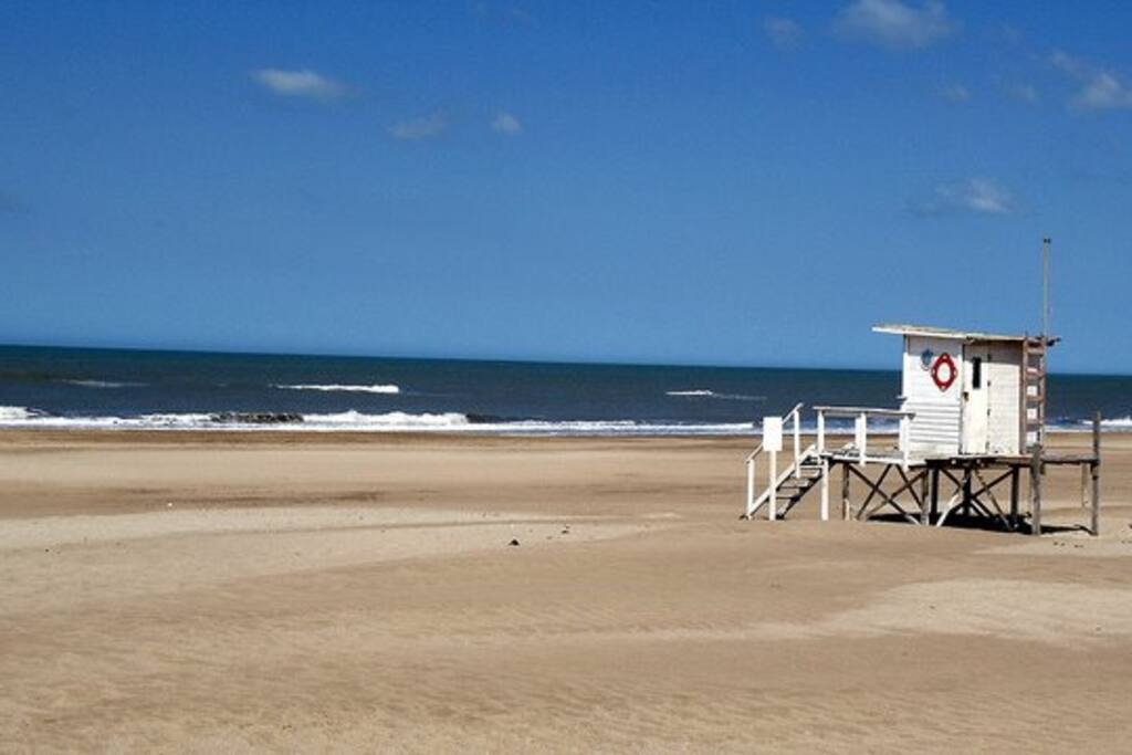 Hermosa casa de dos plantas en Mar de las Pampas con capacidad para 4 personas. En medio de un bosque con privacidad y tranquilidad a 900 metros del mar. Ubicada en Cul de Sac que penetra en un apacible bosque. Ideal para niños.