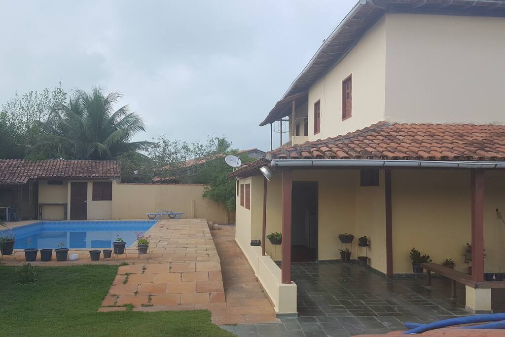 Fachada, piscina e churrasqueira