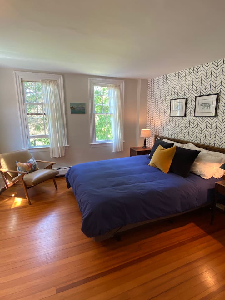 Blue Room (Queen bed)