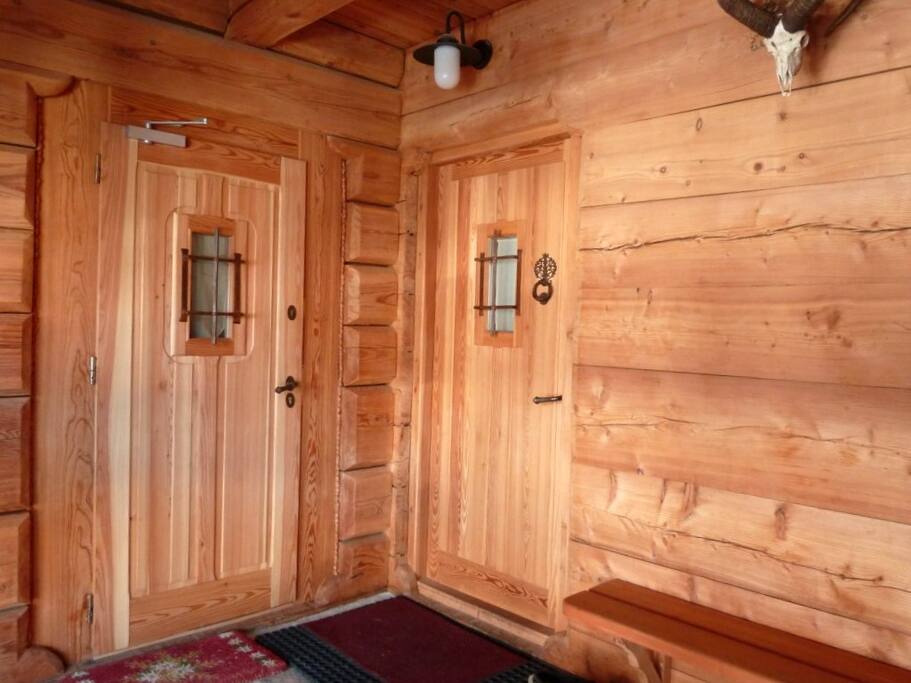 Entrée de l'appartement et du Box à skis après le porche vitré.