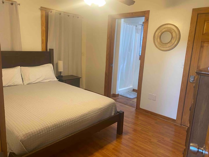 Habitación en el primer piso, cama tamaño queen, con baño adjunto