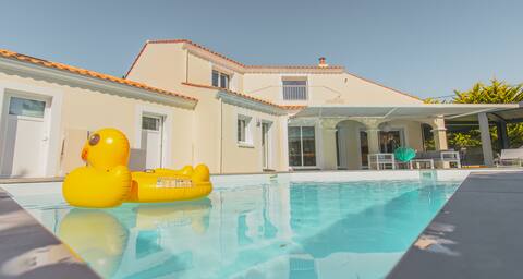 THE BEACHFRONT VILLA - HEATED POOL - HOT TUB