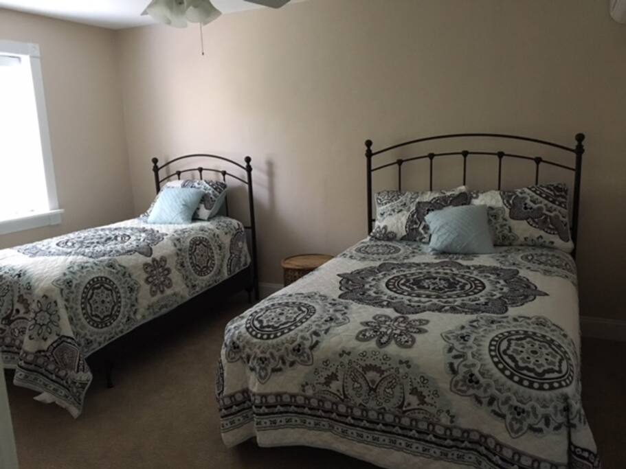 Double & twin beds (upstairs)