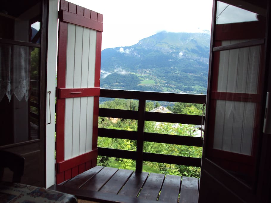 chambre et cuisine ont un balcon donnant sur la chaine des Aravis et les aiguilles de Warrens