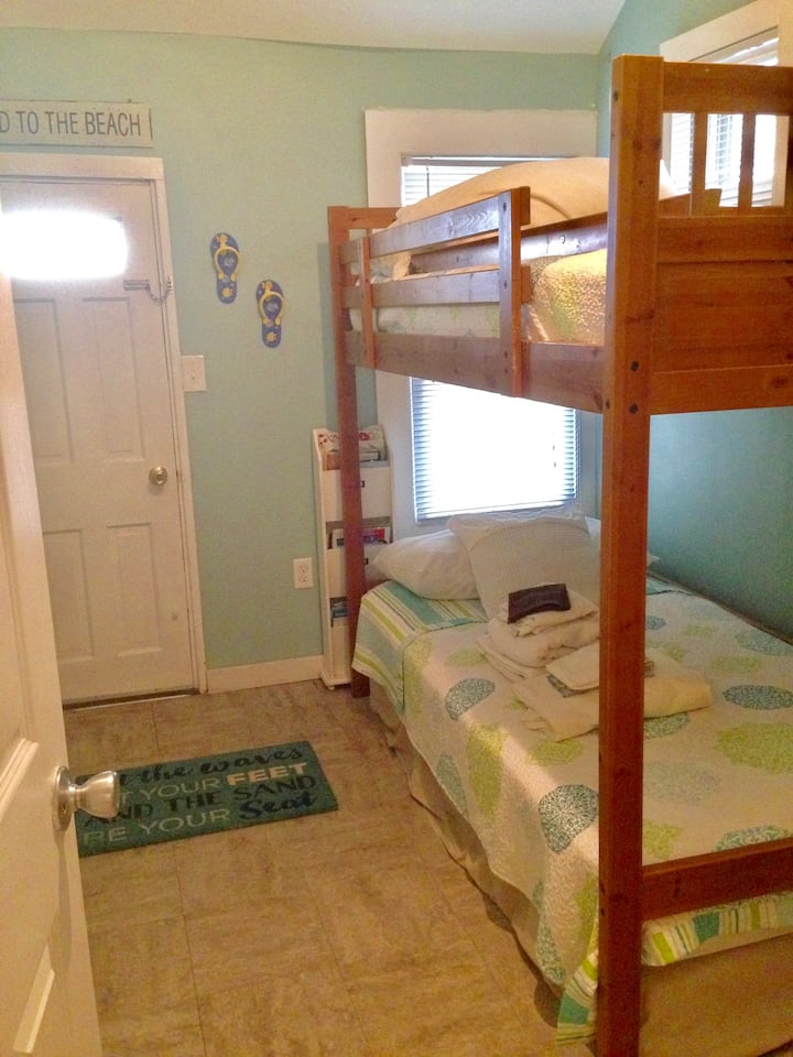 חדר שינה בקומה הראשונה עם מזרנים זוגיים סטנדרטיים לילדים 