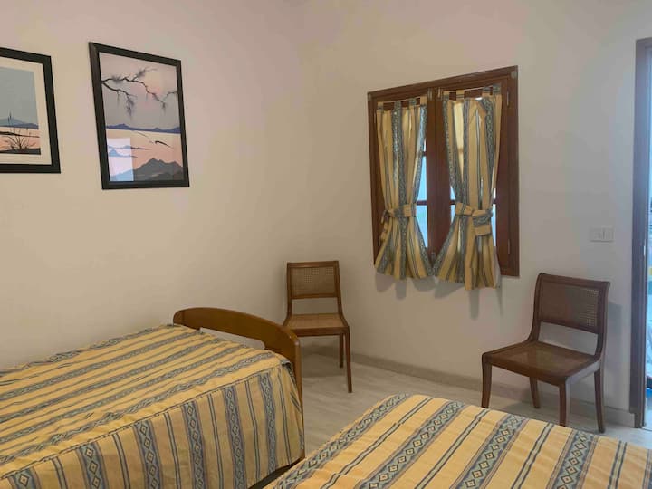 दुसऱ्या मजल्यावर असलेली रूम.