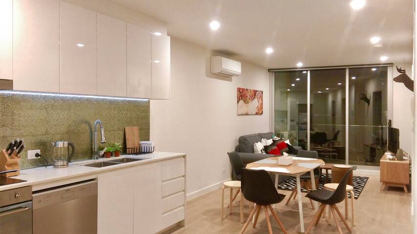 South Yarra cosy 2BDR+1BATH+1STUDY APT + WIFI