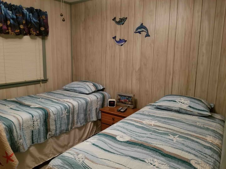 เตียงแฝด 2 หลังพร้อมทีวี