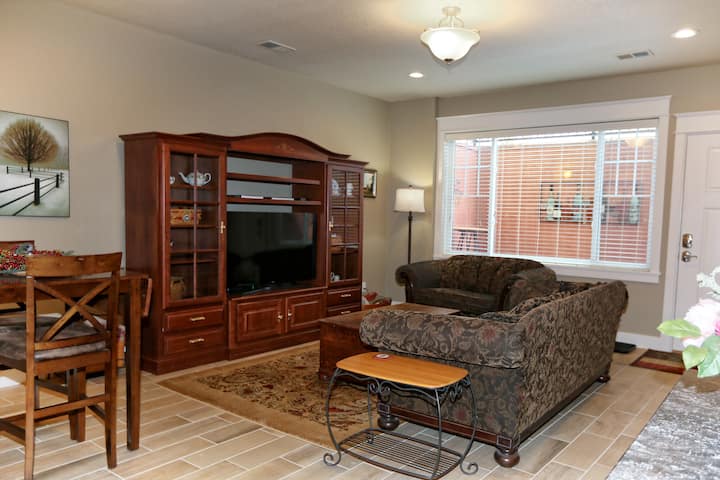 Unique Neighborhood *Professionals*couples* 2-bdrm - Longmont, CO