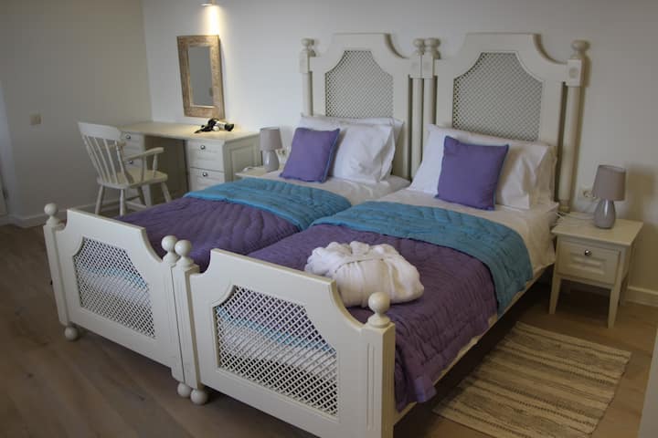 Spálňa pri bazéne sa nachádza na rovnakom poschodí ako hlavná spálňa. Môžu to byť jednolôžkové postele alebo super veľká (opýtajte sa). Má tri okná s výhľadom na more a francúzske okno na terasu pri bazéne, ktoré sa uzamkne, ak deti používajú izbu.